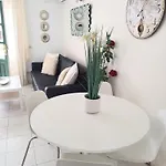 Bright & Spacious With Aircon Apartman
