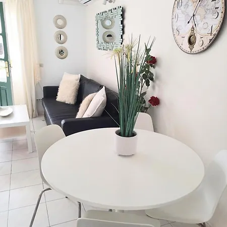 Bright & Spacious With Aircon Apartment