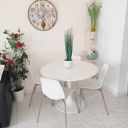 Bright & Spacious With Aircon Apartment *