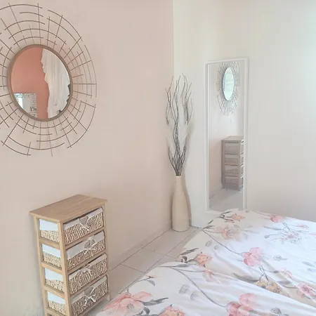 公寓 Bright & Spacious With Aircon